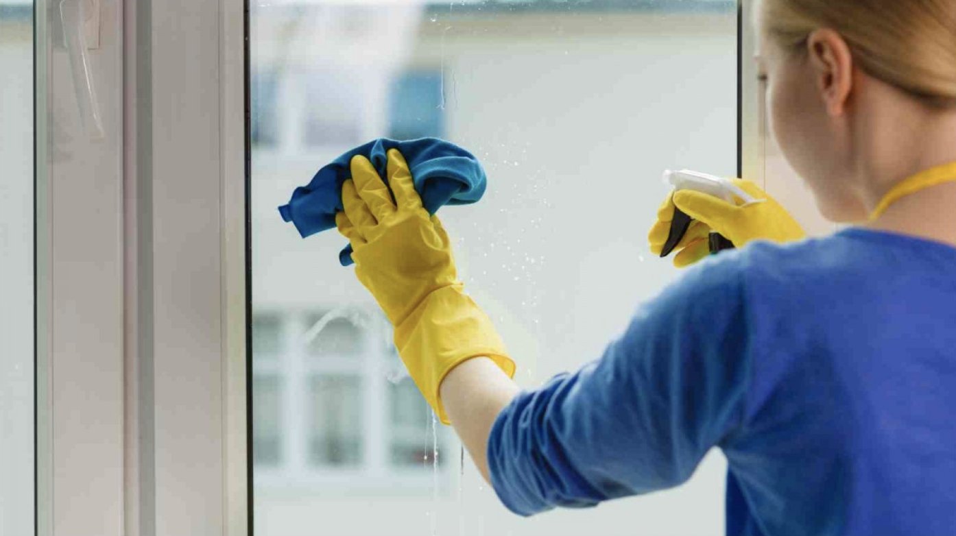 Какой тряпкой мыть окна. Чистка окон. Мытье окон в перчатках. Мойка окон в синих перчатках. Химчистка мойка окон.